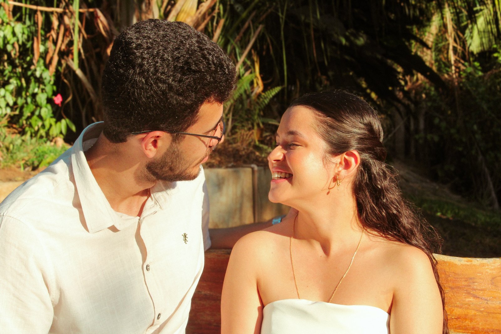 Ana e Thiago rindo juntos, momento espontâneo