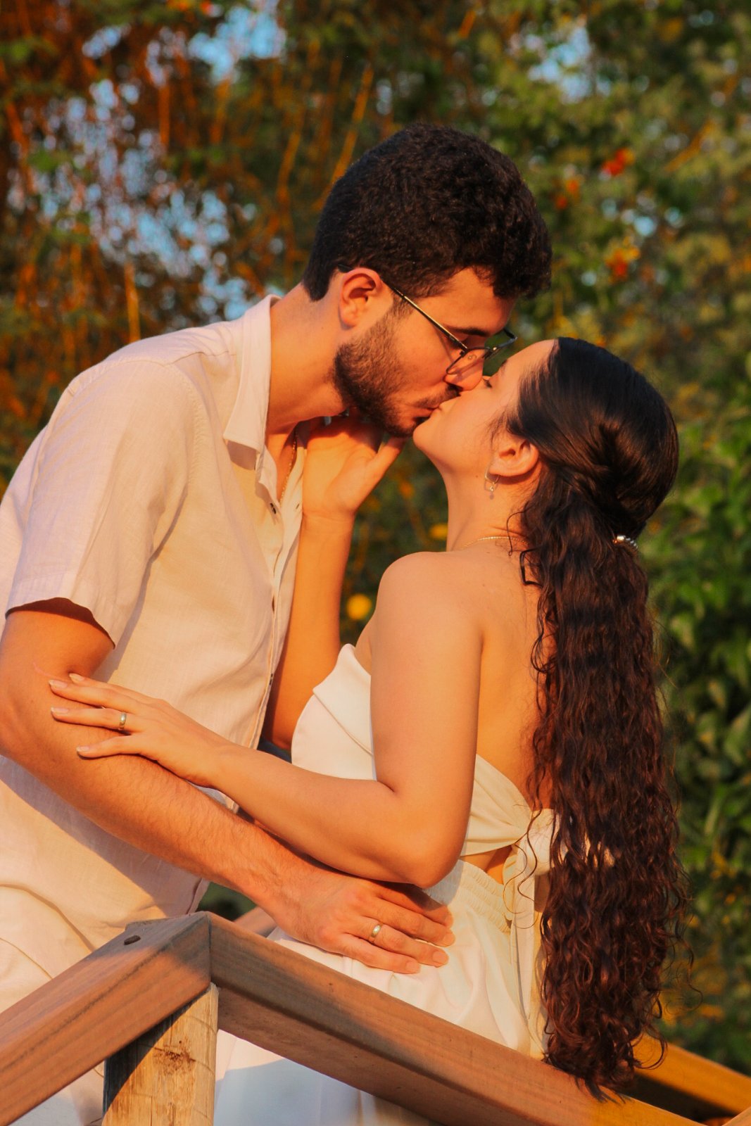 Ana e Thiago se beijando ao entardecer