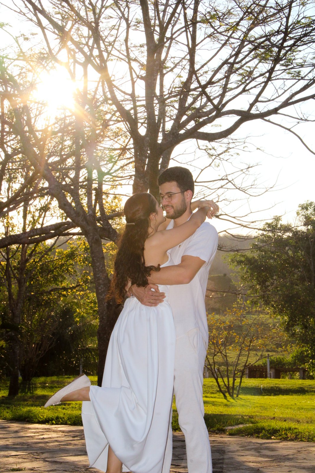 Ana e Thiago abraçados contra a luz do entardecer